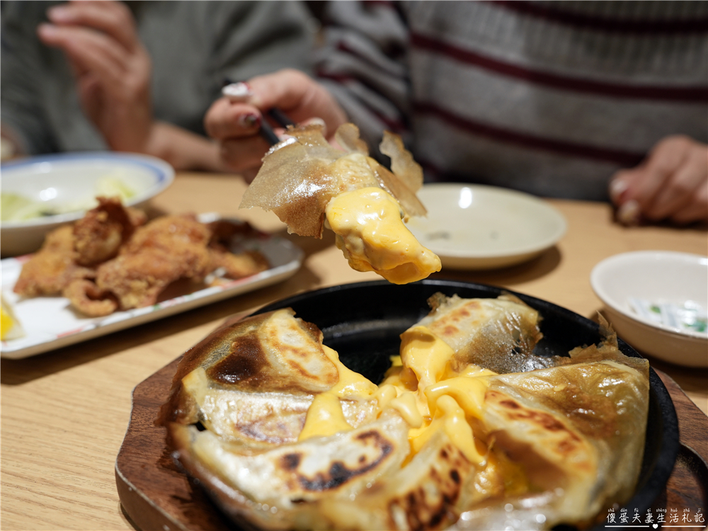 【日本東京。美食】『格安ビールと鉄鍋餃子 3‧6‧5酒場 池袋サンシャイン通り店』昭和風格平價酒場！池袋超夯的日本在地下班乾杯居酒屋~~ @傻蛋夫妻生活札記