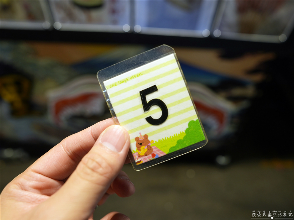 【台中北屯。美食】『哩蝦哇蝦』創意香腸與懶人蝦！總站夜市的烤串料理~ @傻蛋夫妻生活札記