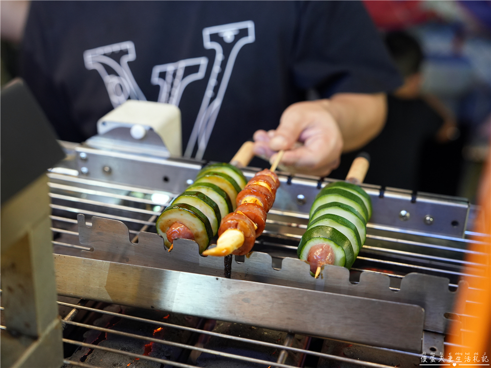 【台中北屯。美食】『哩蝦哇蝦』創意香腸與懶人蝦！總站夜市的烤串料理~ @傻蛋夫妻生活札記