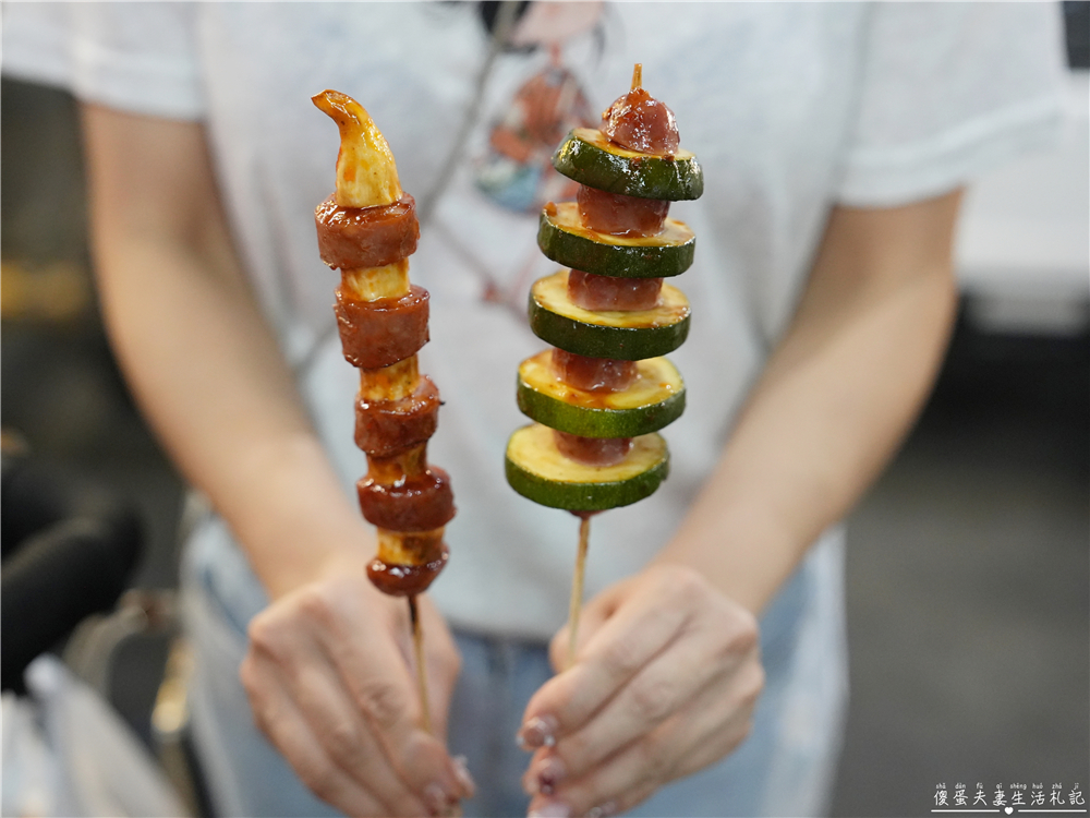 【台中北屯。美食】『哩蝦哇蝦』創意香腸與懶人蝦！總站夜市的烤串料理~ @傻蛋夫妻生活札記