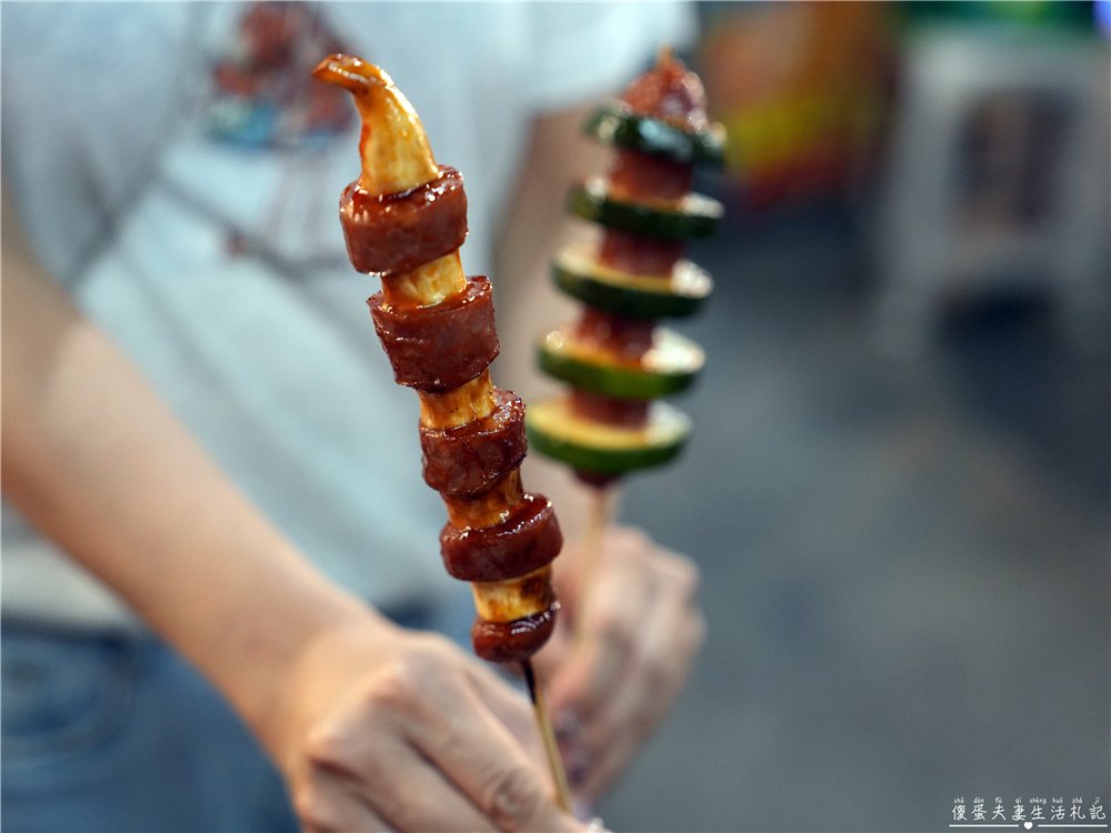 【台中北屯。美食】『哩蝦哇蝦』創意香腸與懶人蝦！總站夜市的烤串料理~ @傻蛋夫妻生活札記