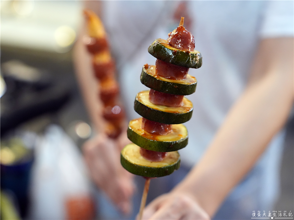 【台中北屯。美食】『哩蝦哇蝦』創意香腸與懶人蝦！總站夜市的烤串料理~ @傻蛋夫妻生活札記