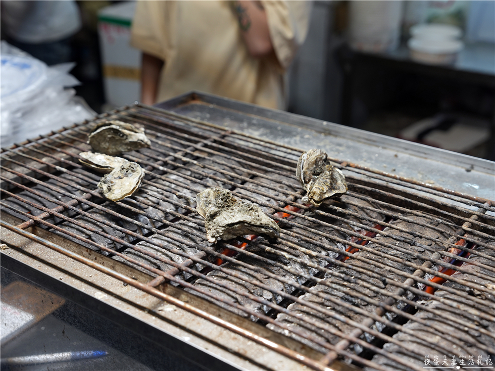 【台中北屯。美食】『海公公BBQ海鮮大排檔』總站夜市海鮮燒烤！肥肥烤鮮蚵、招牌烤魚整個香~~ @傻蛋夫妻生活札記