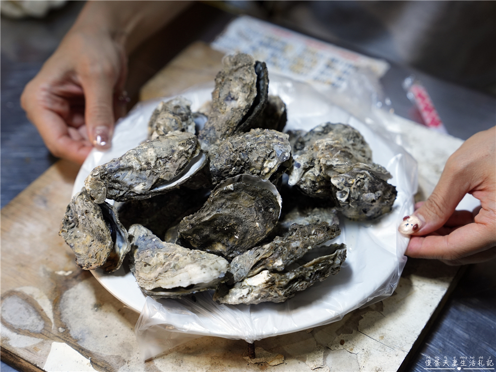 【台中北屯。美食】『海公公BBQ海鮮大排檔』總站夜市海鮮燒烤！肥肥烤鮮蚵、招牌烤魚整個香~~ @傻蛋夫妻生活札記