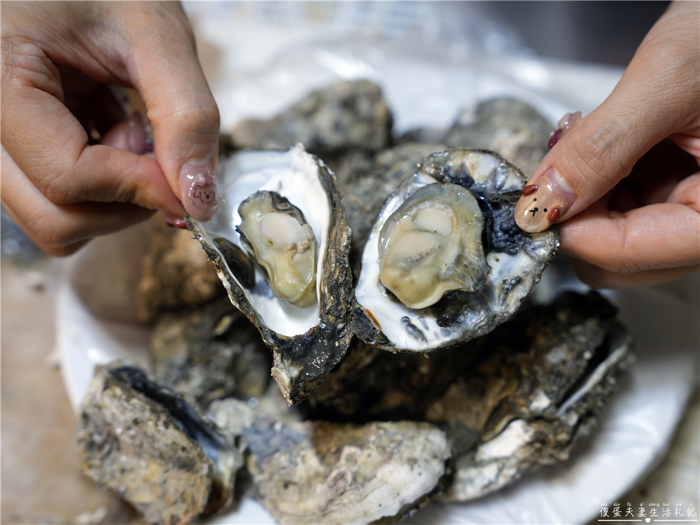 【台中北屯。美食】『海公公BBQ海鮮大排檔』總站夜市海鮮燒烤！肥肥烤鮮蚵、招牌烤魚整個香~~ @傻蛋夫妻生活札記