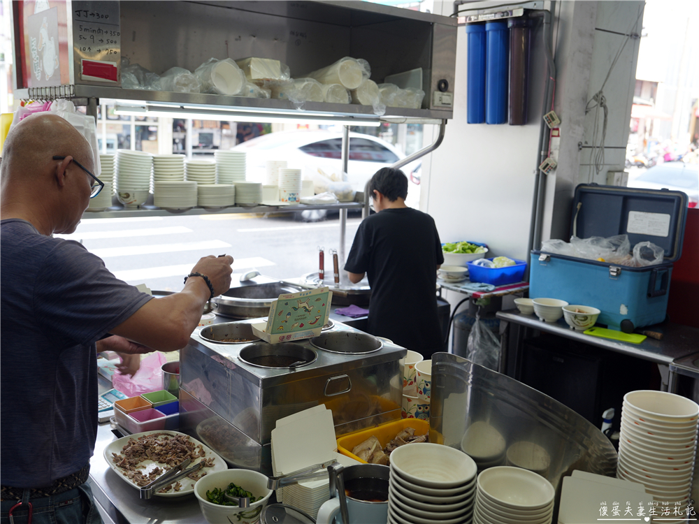 【台中東區。美食】『冠鴨鴨魯飯』平價又涮嘴的鴨魯飯小吃！內用當歸湯、冬瓜茶免費續加～ @傻蛋夫妻生活札記