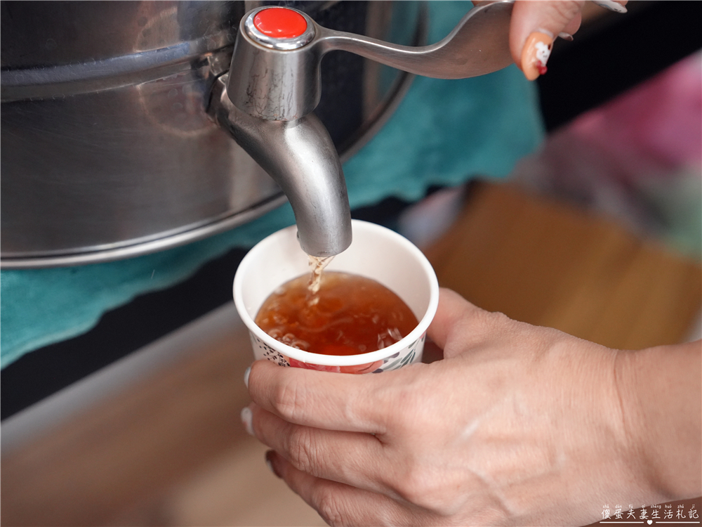 【台中東區。美食】『冠鴨鴨魯飯』平價又涮嘴的鴨魯飯小吃！內用當歸湯、冬瓜茶免費續加～ @傻蛋夫妻生活札記