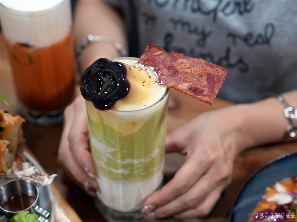 【台中北區。美食】『禾間糧倉』勤美超夯早午餐嶄新登場！培根布丁酪梨牛奶、炙烤鮮蝦英格蘭堡、夕陽醬牛排義大利麵亮眼上桌！ @傻蛋夫妻生活札記