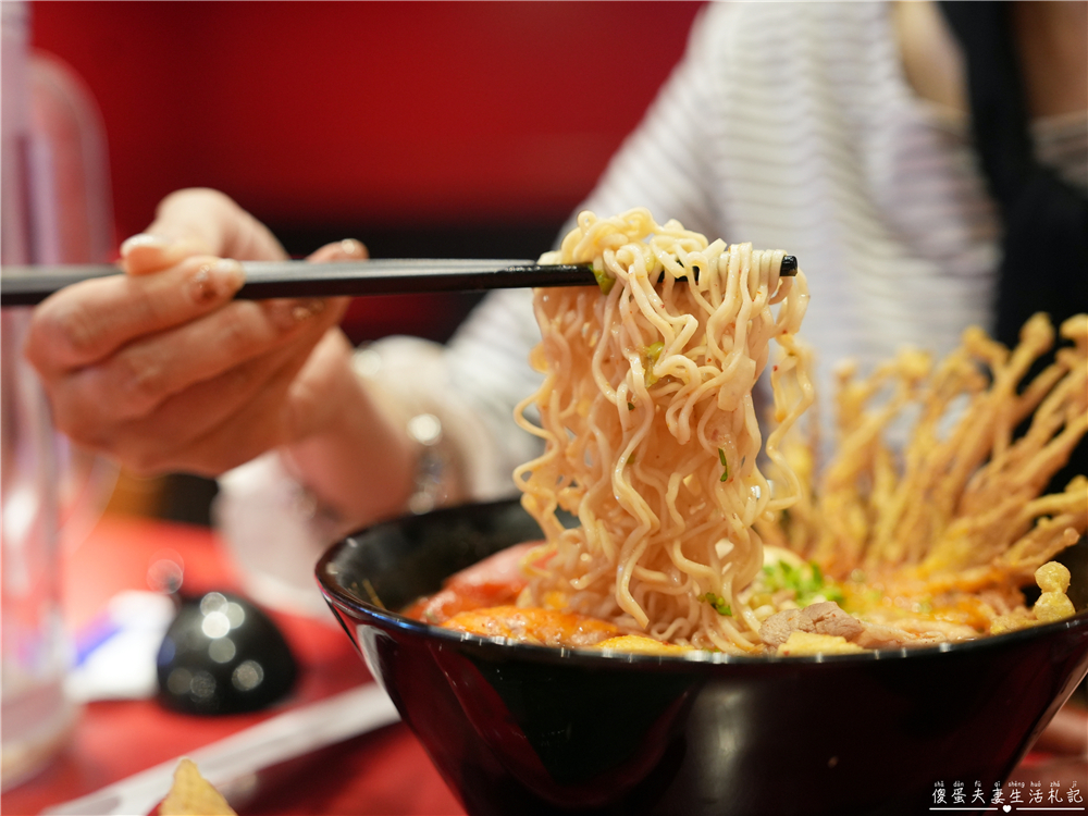 【台中西區。美食】『大心新泰式麵食-台中勤美店』口味香氣都到位！瓦城旗下泰式麵食品牌！ @傻蛋夫妻生活札記
