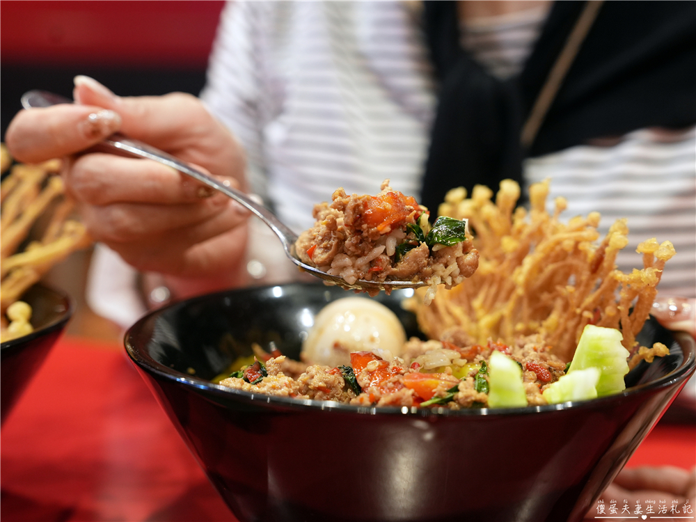 【台中西區。美食】『大心新泰式麵食-台中勤美店』口味香氣都到位！瓦城旗下泰式麵食品牌！ @傻蛋夫妻生活札記