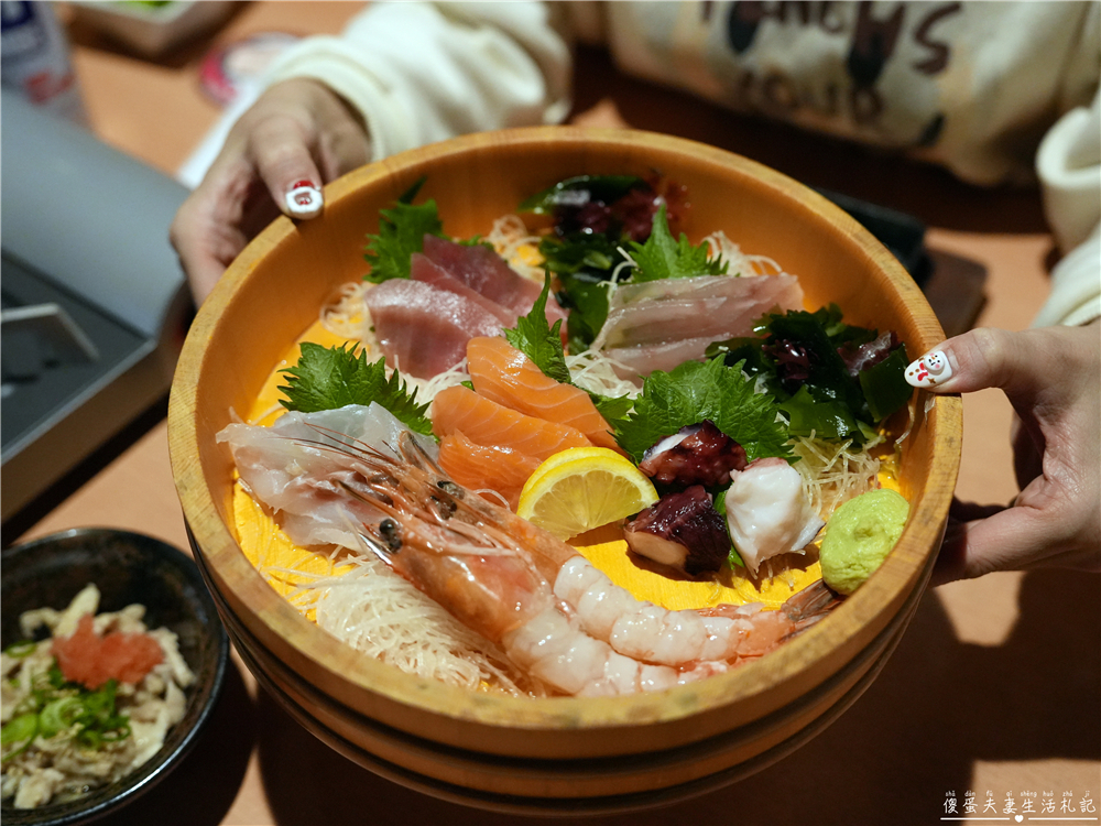 【日本群馬。美食】『魚民日式居酒屋-草津温泉湯畑店』邊吃邊看湯畑夜景超享受！ @傻蛋夫妻生活札記