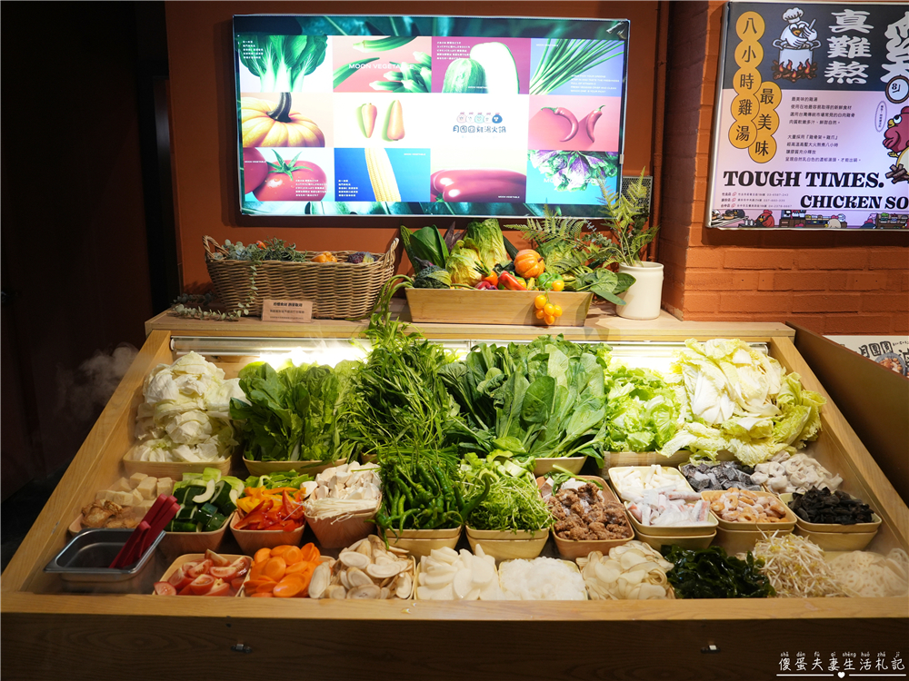 【苗栗頭份。美食】『月團圓雞湯火鍋-頭份尚順店』全新自助吧2代店登場！最低388元個人鴛鴦鍋，澎派自助吧吃到飽！寵物友善火鍋店~ @傻蛋夫妻生活札記