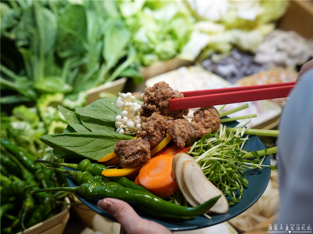 【苗栗頭份。美食】『月團圓雞湯火鍋-頭份尚順店』全新自助吧2代店登場！最低388元個人鴛鴦鍋，澎派自助吧吃到飽！寵物友善火鍋店~ @傻蛋夫妻生活札記