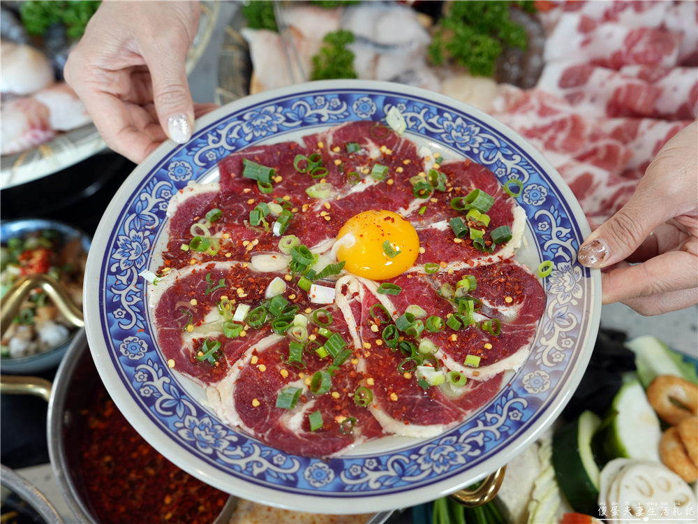 【苗栗頭份。美食】『月團圓雞湯火鍋-頭份尚順店』全新自助吧2代店登場！最低388元個人鴛鴦鍋，澎派自助吧吃到飽！寵物友善火鍋店~ @傻蛋夫妻生活札記