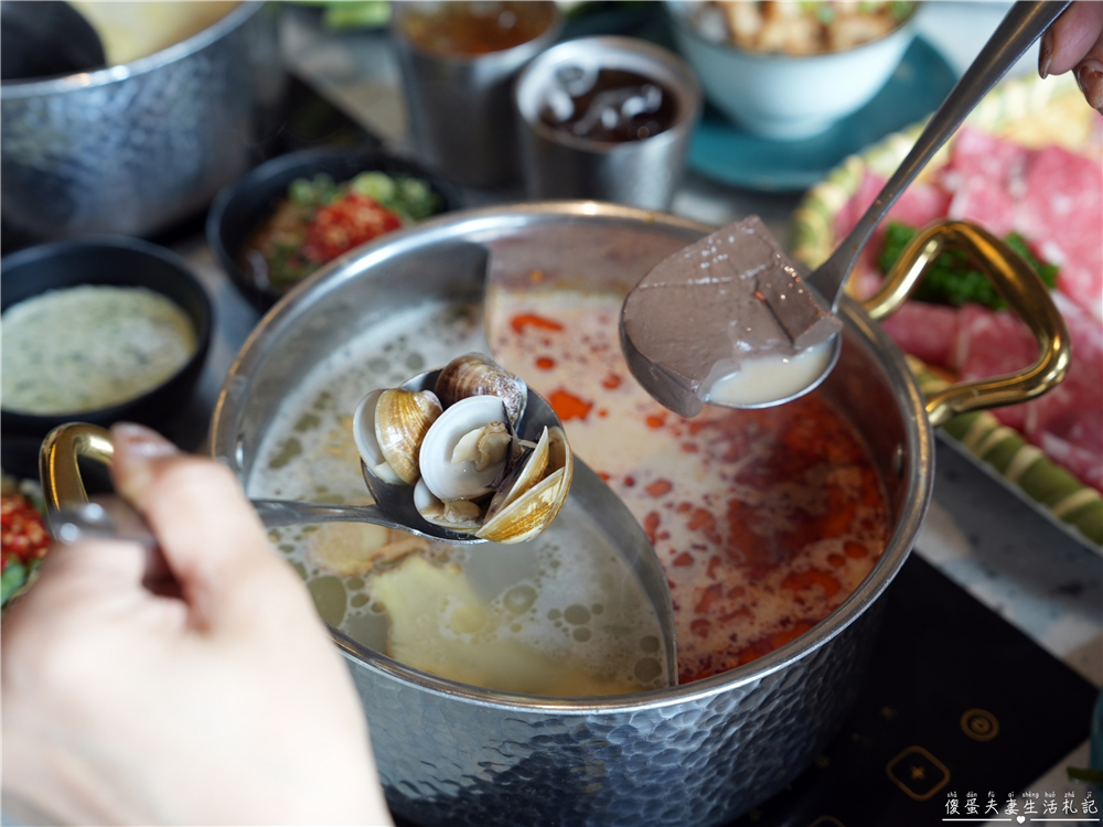 【苗栗頭份。美食】『月團圓雞湯火鍋-頭份尚順店』全新自助吧2代店登場！最低388元個人鴛鴦鍋，澎派自助吧吃到飽！寵物友善火鍋店~ @傻蛋夫妻生活札記