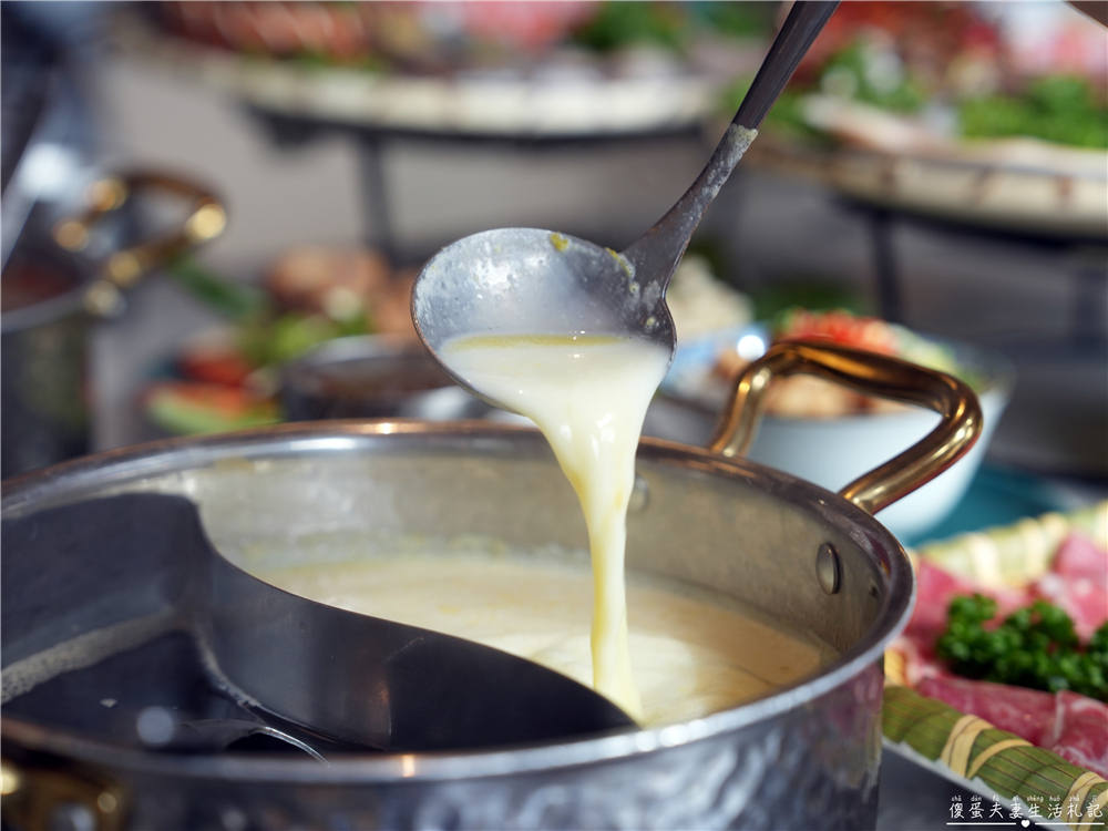 【苗栗頭份。美食】『月團圓雞湯火鍋-頭份尚順店』全新自助吧2代店登場！最低388元個人鴛鴦鍋，澎派自助吧吃到飽！寵物友善火鍋店~ @傻蛋夫妻生活札記