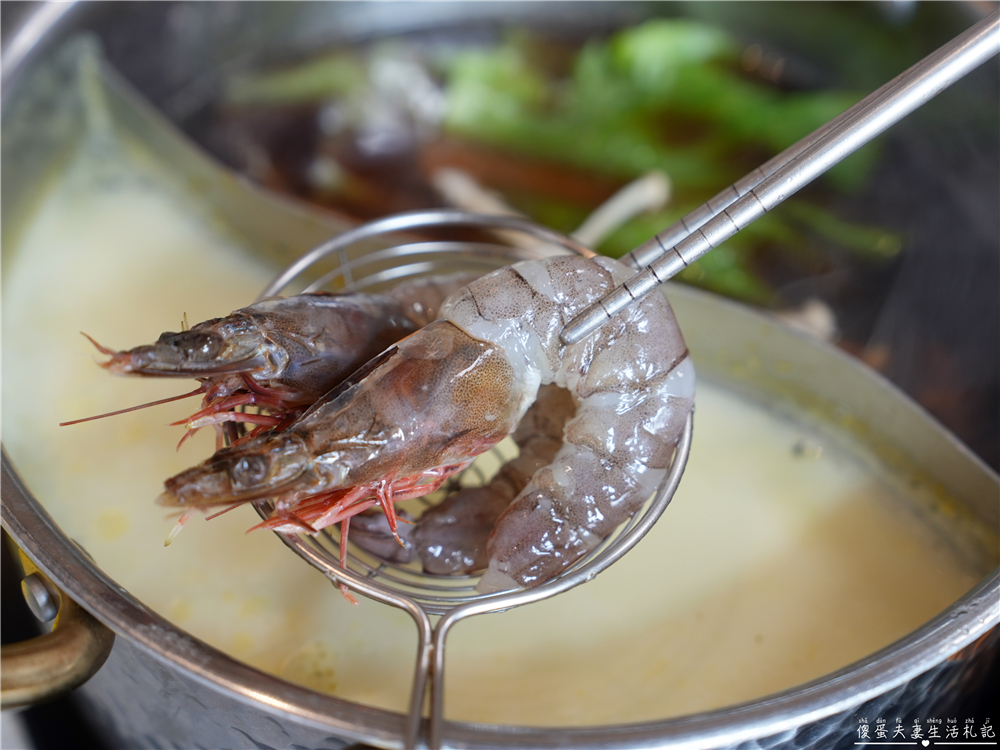 【苗栗頭份。美食】『月團圓雞湯火鍋-頭份尚順店』全新自助吧2代店登場！最低388元個人鴛鴦鍋，澎派自助吧吃到飽！寵物友善火鍋店~ @傻蛋夫妻生活札記