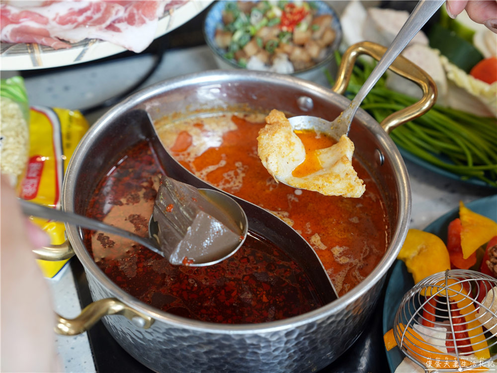 【苗栗頭份。美食】『月團圓雞湯火鍋-頭份尚順店』全新自助吧2代店登場！最低388元個人鴛鴦鍋，澎派自助吧吃到飽！寵物友善火鍋店~ @傻蛋夫妻生活札記