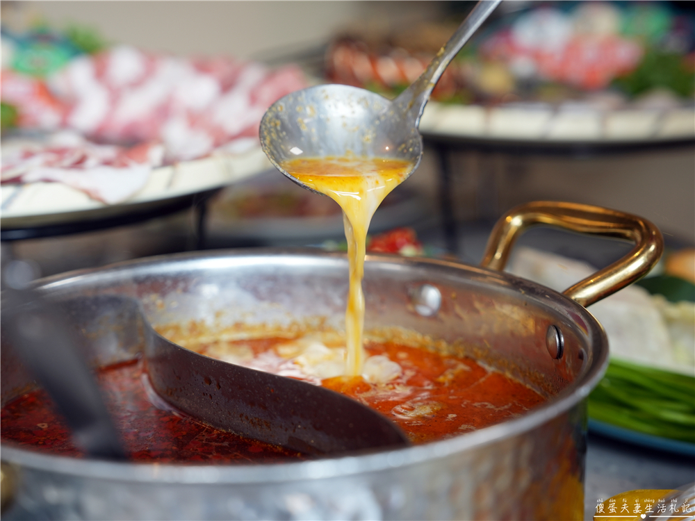 【苗栗頭份。美食】『月團圓雞湯火鍋-頭份尚順店』全新自助吧2代店登場！最低388元個人鴛鴦鍋，澎派自助吧吃到飽！寵物友善火鍋店~ @傻蛋夫妻生活札記