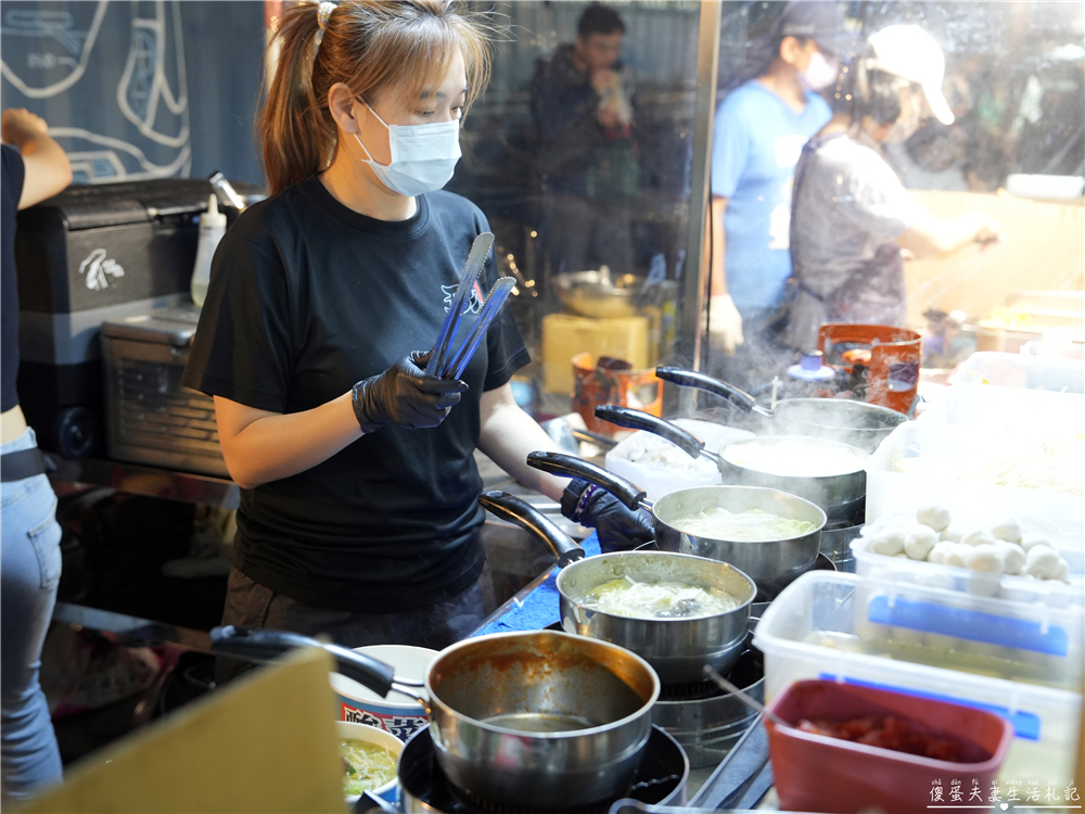 【台中北屯。美食】『五大人酸菜魚-總站夜市』總站夜市人氣攤位！酸香帶勁的平價酸菜魚小吃~ @傻蛋夫妻生活札記