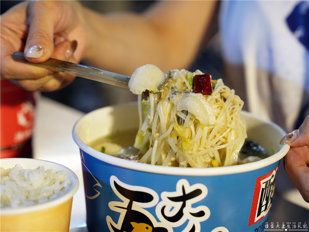 【台中北屯。美食】『五大人酸菜魚-總站夜市』總站夜市人氣攤位！酸香帶勁的平價酸菜魚小吃~ @傻蛋夫妻生活札記