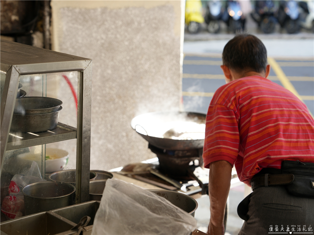 【台中中區。美食】『久流麵攤』粗飽系小吃代表！料多到誇張、份量超猛的街邊美食！ @傻蛋夫妻生活札記