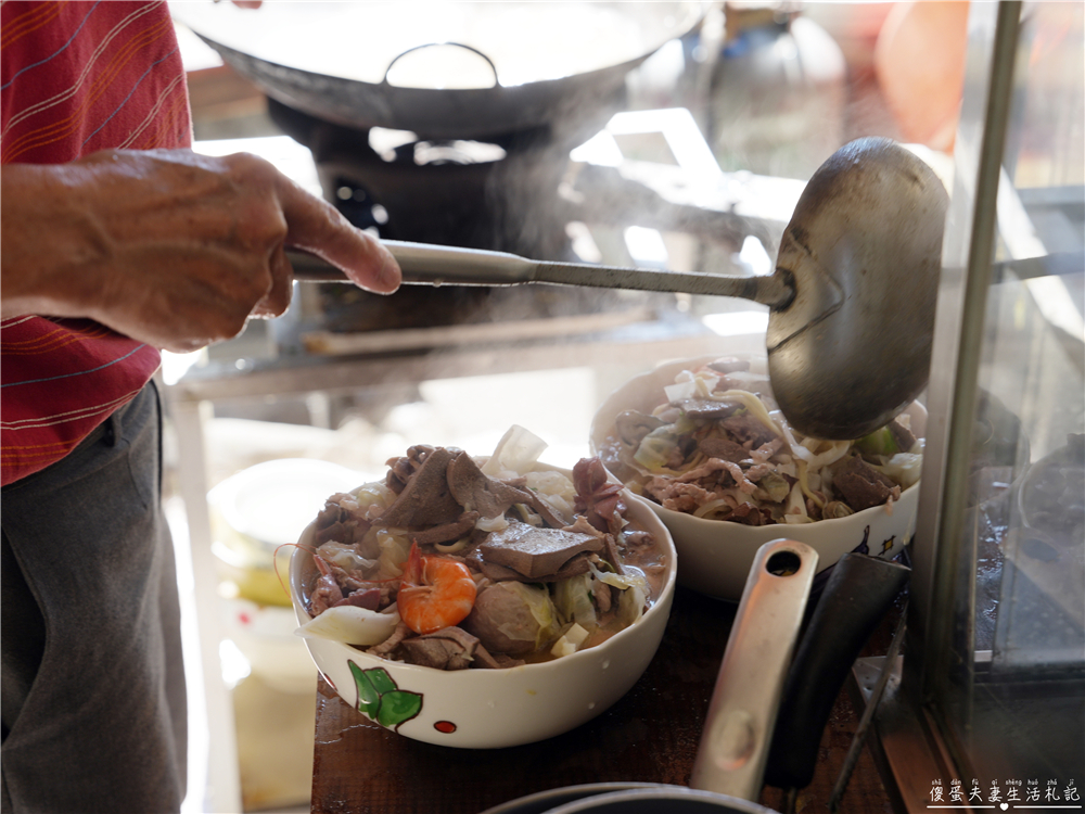 【台中中區。美食】『久流麵攤』粗飽系小吃代表！料多到誇張、份量超猛的街邊美食！ @傻蛋夫妻生活札記