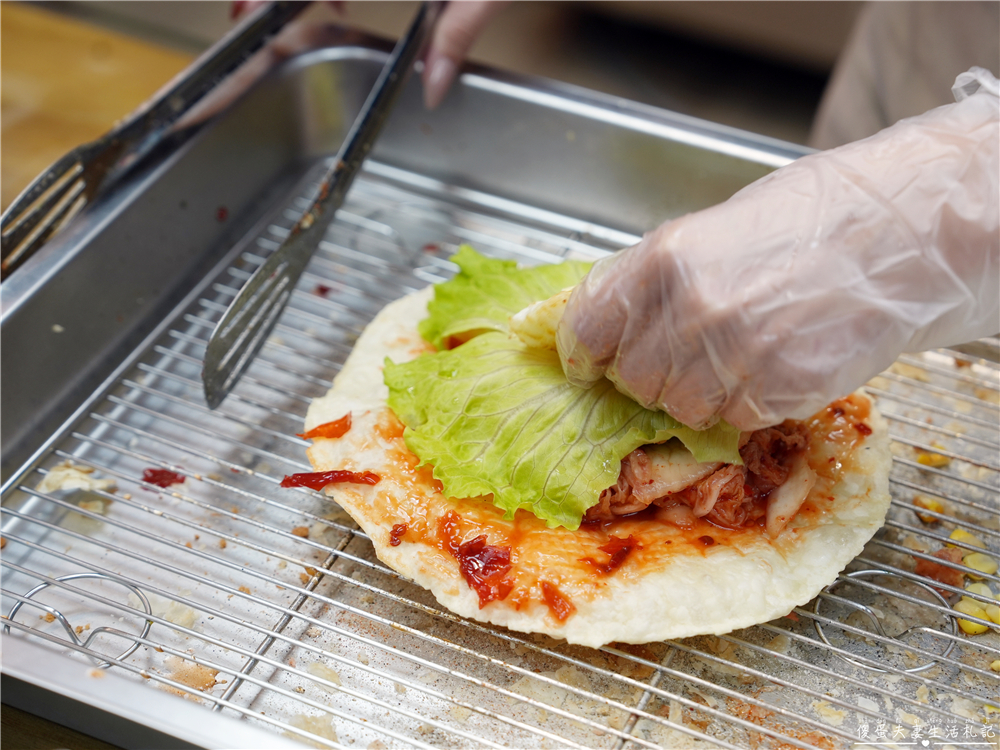 【彰化鹿港。美食】『昭月丨千層酥餅』酥脆餅皮豪邁開吃！鹿港老街的人氣散步小吃！ @傻蛋夫妻生活札記