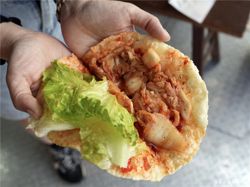 【彰化鹿港。美食】『昭月丨千層酥餅』酥脆餅皮豪邁開吃！鹿港老街的人氣散步小吃！ @傻蛋夫妻生活札記