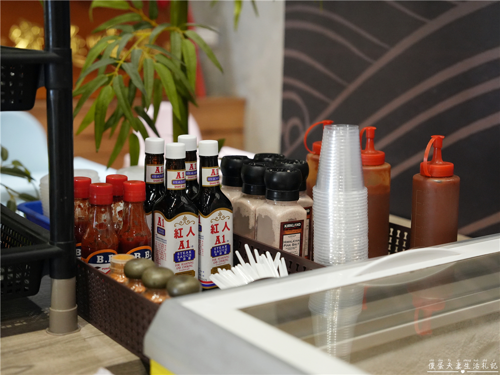 【新竹東區。美食】『吉賀加平價牛排館-新竹店』大口吃肉！肉食小資大滿足~~內用加麵免費！冰品、飲料、湯品等自助吧無限供應~ @傻蛋夫妻生活札記