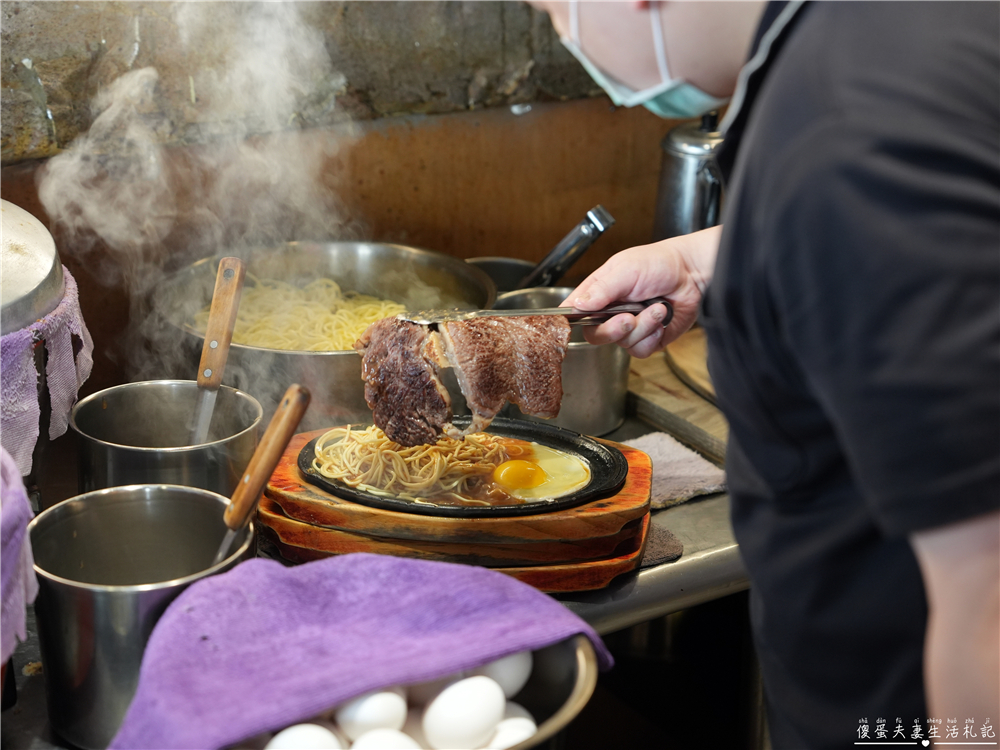 【新竹東區。美食】『吉賀加平價牛排館-新竹店』大口吃肉！肉食小資大滿足~~內用加麵免費！冰品、飲料、湯品等自助吧無限供應~ @傻蛋夫妻生活札記