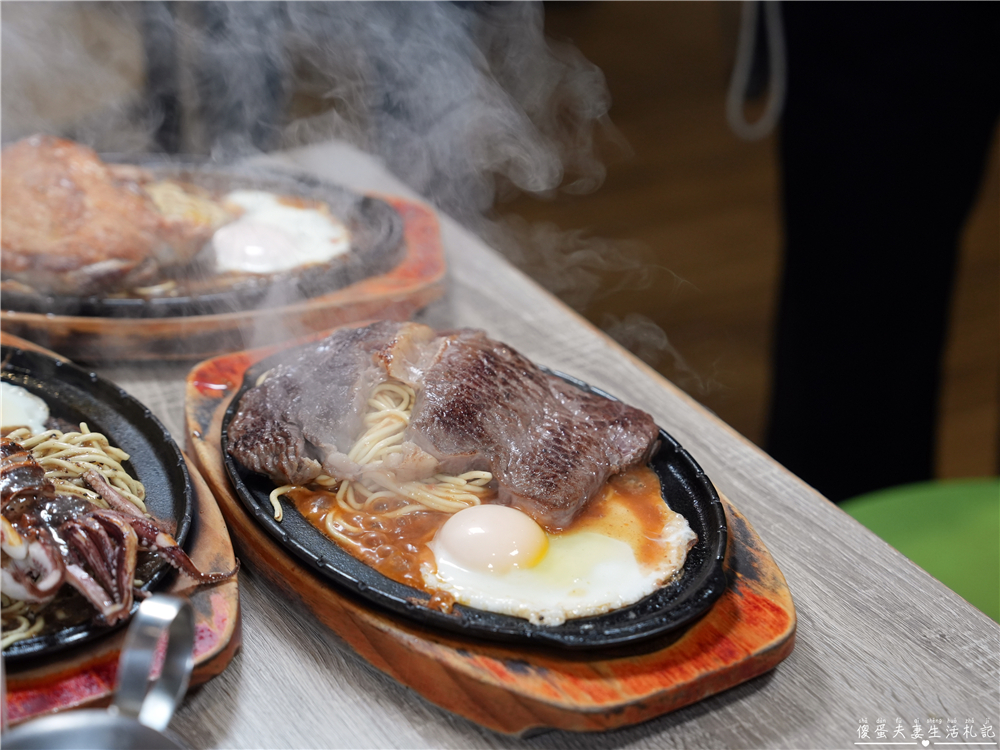 【新竹東區。美食】『吉賀加平價牛排館-新竹店』大口吃肉！肉食小資大滿足~~內用加麵免費！冰品、飲料、湯品等自助吧無限供應~ @傻蛋夫妻生活札記