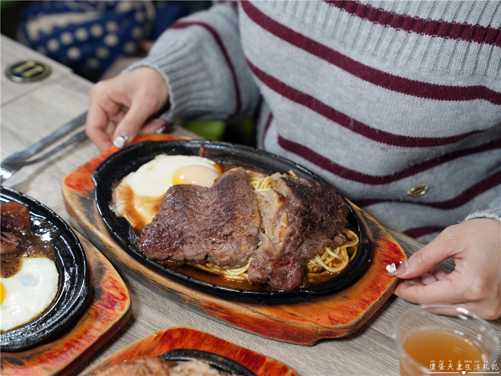 【新竹東區。美食】『吉賀加平價牛排館-新竹店』大口吃肉！肉食小資大滿足~~內用加麵免費！冰品、飲料、湯品等自助吧無限供應~ @傻蛋夫妻生活札記