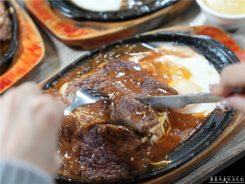 【新竹東區。美食】『吉賀加平價牛排館-新竹店』大口吃肉！肉食小資大滿足~~內用加麵免費！冰品、飲料、湯品等自助吧無限供應~ @傻蛋夫妻生活札記