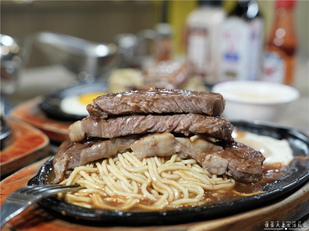 【新竹東區。美食】『吉賀加平價牛排館-新竹店』大口吃肉！肉食小資大滿足~~內用加麵免費！冰品、飲料、湯品等自助吧無限供應~ @傻蛋夫妻生活札記