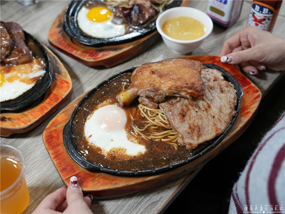 【新竹東區。美食】『吉賀加平價牛排館-新竹店』大口吃肉！肉食小資大滿足~~內用加麵免費！冰品、飲料、湯品等自助吧無限供應~ @傻蛋夫妻生活札記