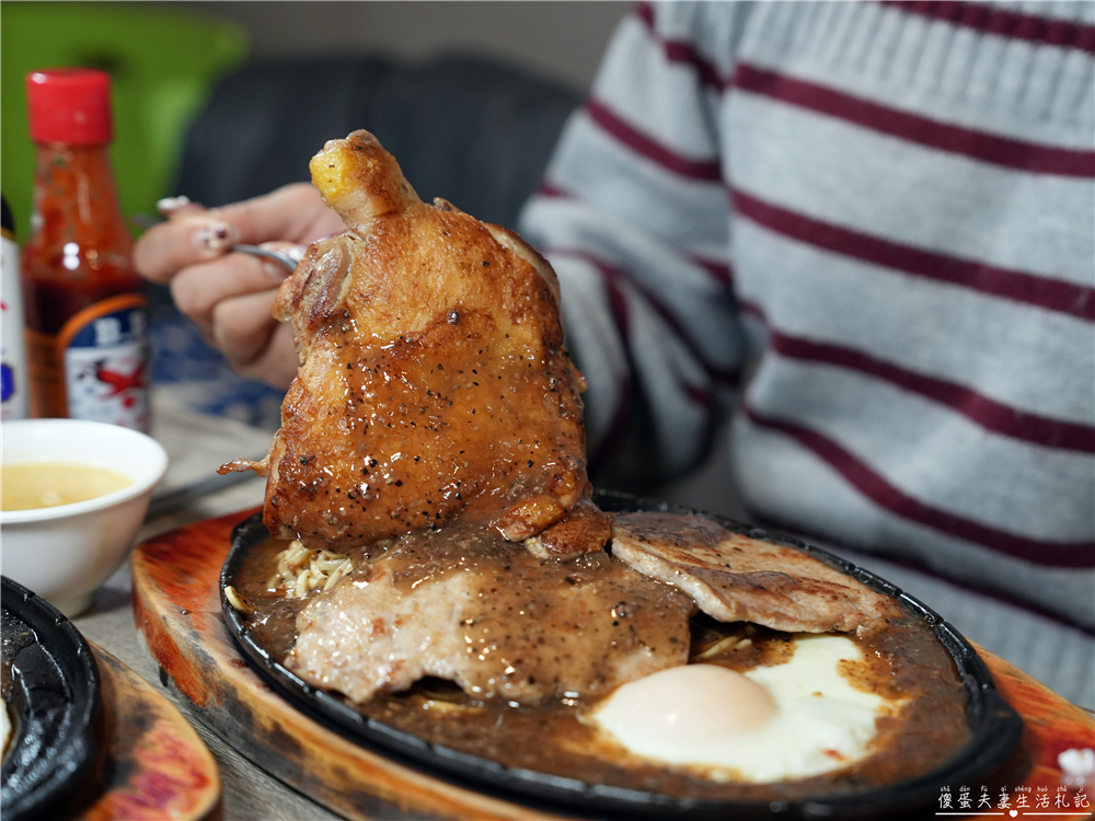 【新竹東區。美食】『吉賀加平價牛排館-新竹店』大口吃肉！肉食小資大滿足~~內用加麵免費！冰品、飲料、湯品等自助吧無限供應~ @傻蛋夫妻生活札記