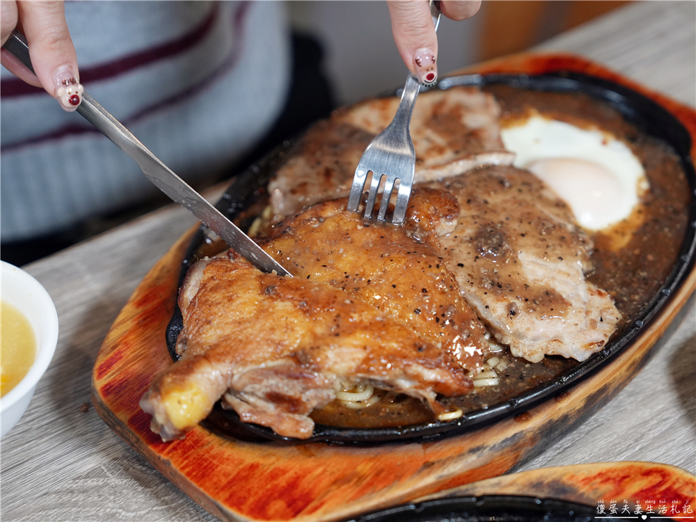 【新竹東區。美食】『吉賀加平價牛排館-新竹店』大口吃肉！肉食小資大滿足~~內用加麵免費！冰品、飲料、湯品等自助吧無限供應~ @傻蛋夫妻生活札記