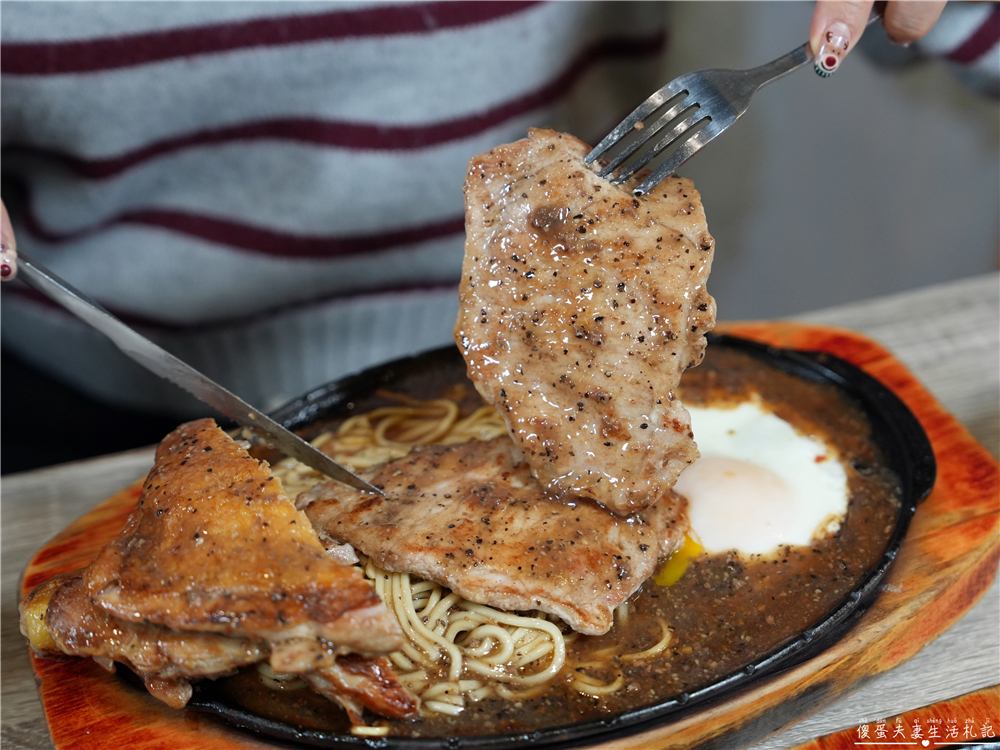 【新竹東區。美食】『吉賀加平價牛排館-新竹店』大口吃肉！肉食小資大滿足~~內用加麵免費！冰品、飲料、湯品等自助吧無限供應~ @傻蛋夫妻生活札記