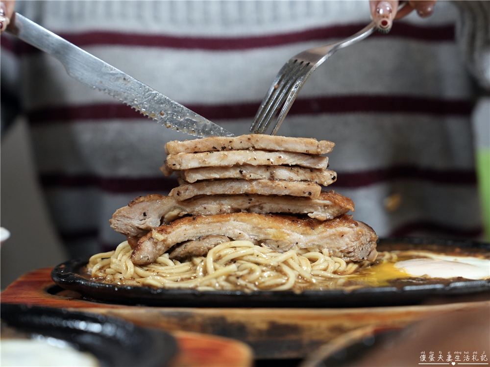 【新竹東區。美食】『吉賀加平價牛排館-新竹店』大口吃肉！肉食小資大滿足~~內用加麵免費！冰品、飲料、湯品等自助吧無限供應~ @傻蛋夫妻生活札記