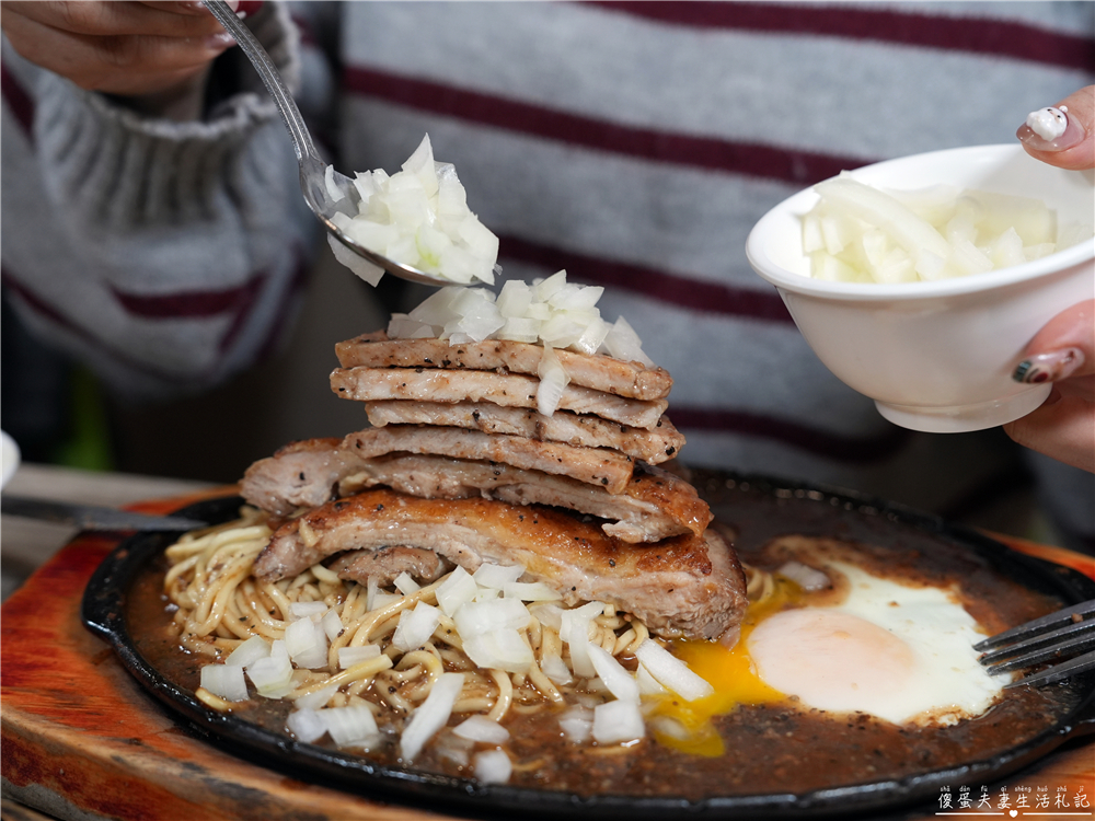 【新竹東區。美食】『吉賀加平價牛排館-新竹店』大口吃肉！肉食小資大滿足~~內用加麵免費！冰品、飲料、湯品等自助吧無限供應~ @傻蛋夫妻生活札記