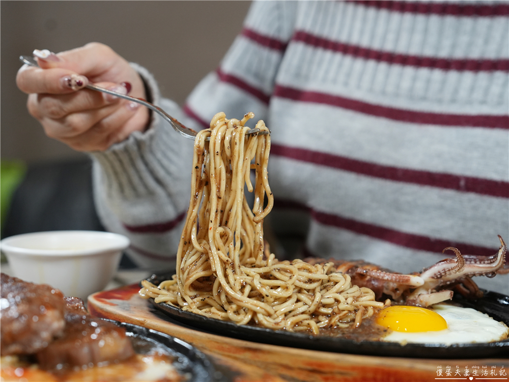 【新竹東區。美食】『吉賀加平價牛排館-新竹店』大口吃肉！肉食小資大滿足~~內用加麵免費！冰品、飲料、湯品等自助吧無限供應~ @傻蛋夫妻生活札記