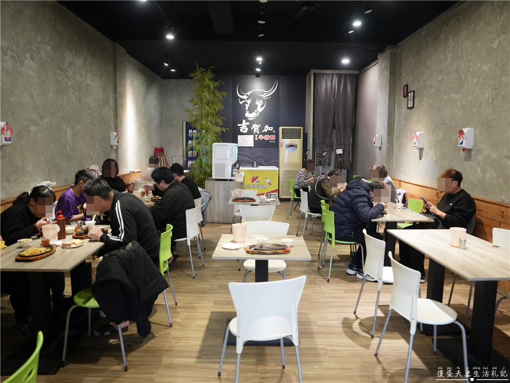 【新竹東區。美食】『吉賀加平價牛排館-新竹店』大口吃肉！肉食小資大滿足~~內用加麵免費！冰品、飲料、湯品等自助吧無限供應~ @傻蛋夫妻生活札記