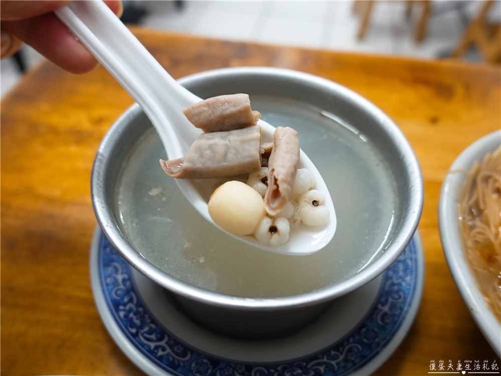 【苗栗市。美食】『迪化街紅麵線』品項超簡單！出乎意料好吃的臭豆腐與蚵仔煎！ @傻蛋夫妻生活札記