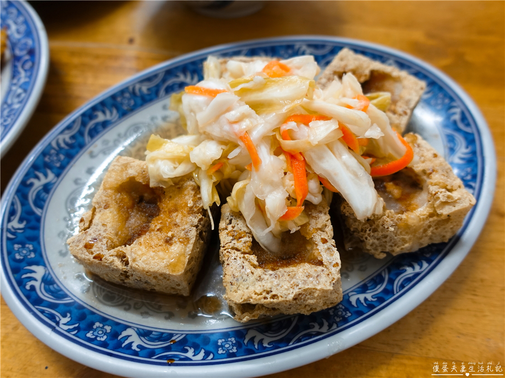 【苗栗市。美食】『迪化街紅麵線』品項超簡單！出乎意料好吃的臭豆腐與蚵仔煎！ @傻蛋夫妻生活札記