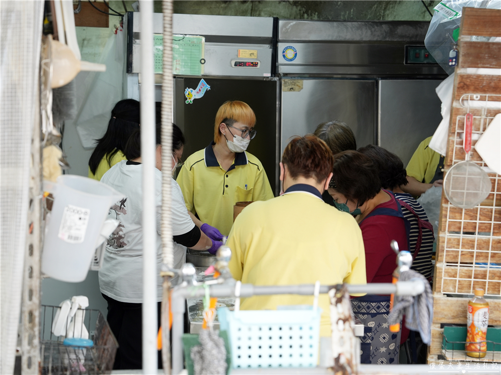 【彰化市美食】『莊手工鮮肉湯包』手工現作超人氣！隨時都在排隊的超夯在地小吃！ @傻蛋夫妻生活札記