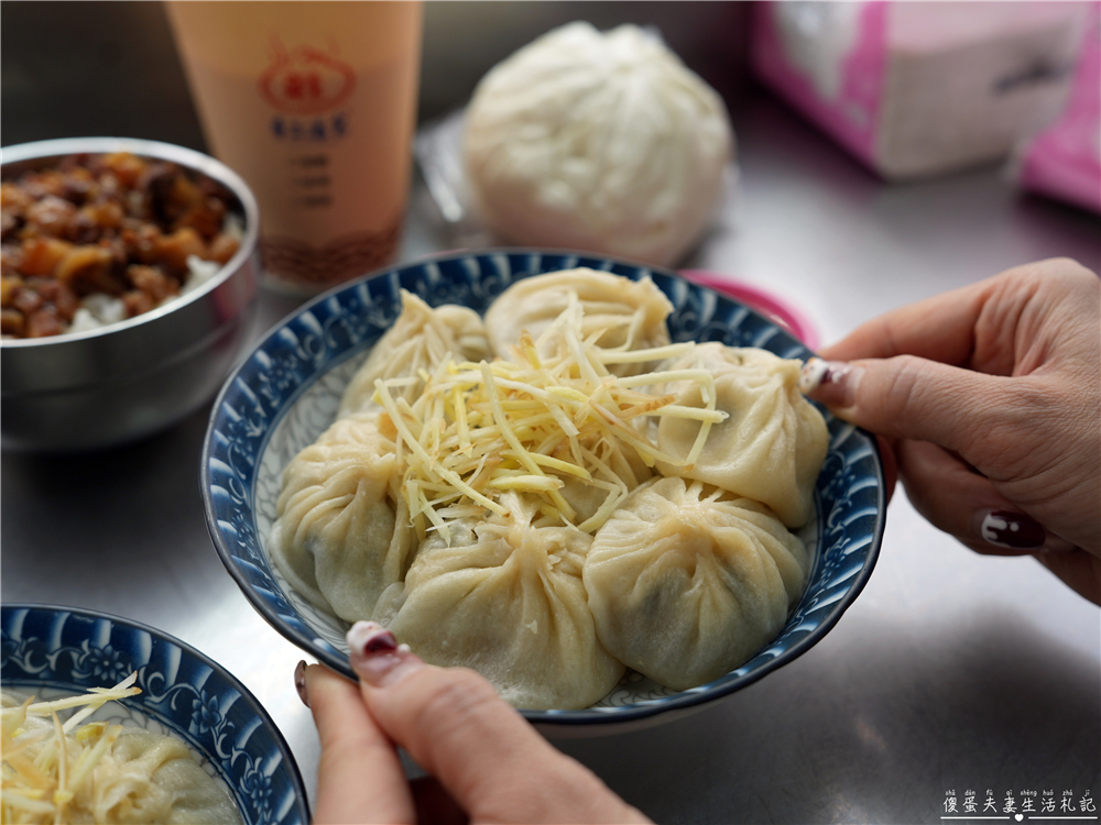 【彰化市美食】『莊手工鮮肉湯包』手工現作超人氣！隨時都在排隊的超夯在地小吃！ @傻蛋夫妻生活札記