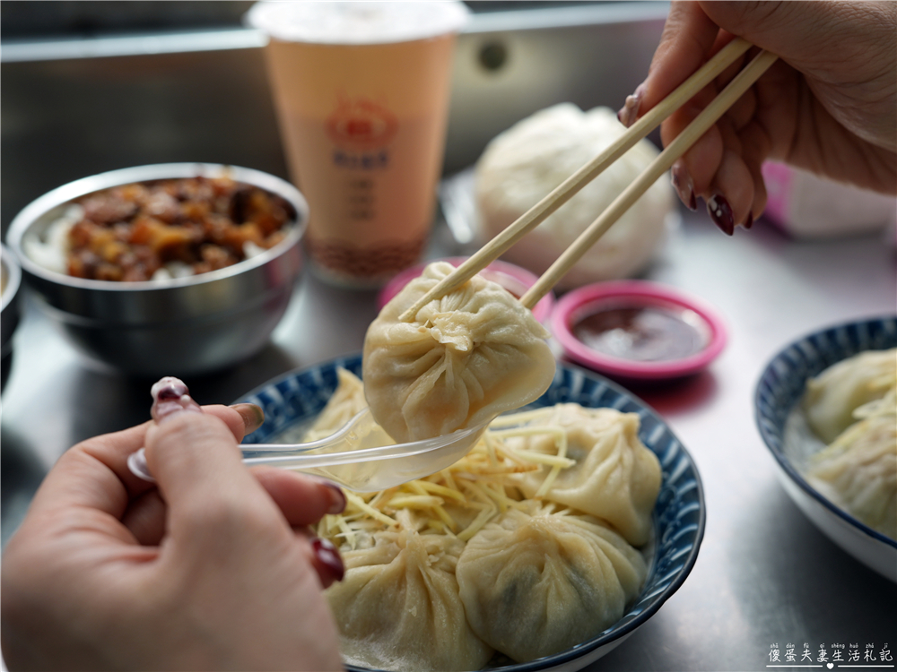 【彰化市美食】『莊手工鮮肉湯包』手工現作超人氣！隨時都在排隊的超夯在地小吃！ @傻蛋夫妻生活札記