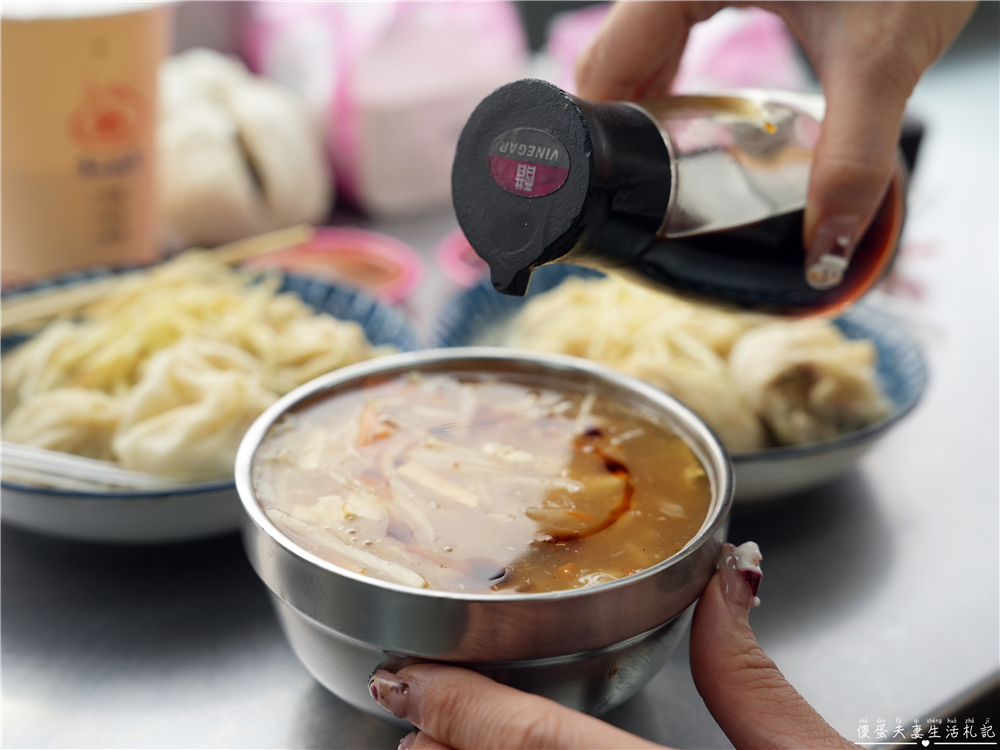【彰化市美食】『莊手工鮮肉湯包』手工現作超人氣！隨時都在排隊的超夯在地小吃！ @傻蛋夫妻生活札記