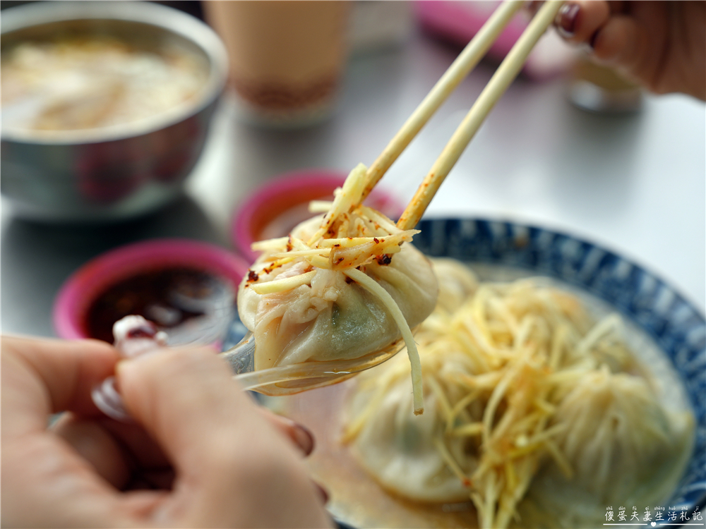 【彰化市美食】『莊手工鮮肉湯包』手工現作超人氣！隨時都在排隊的超夯在地小吃！ @傻蛋夫妻生活札記